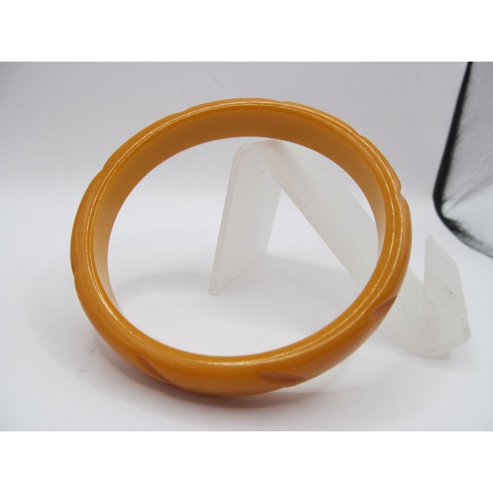Vintage Carved Butterscotch Bakelite Bangle Bracelet - Picture 3 of 10
